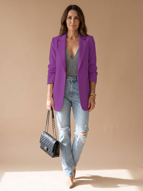 Mujer con blazer midi de corte abierto y cuello solapa en look casual