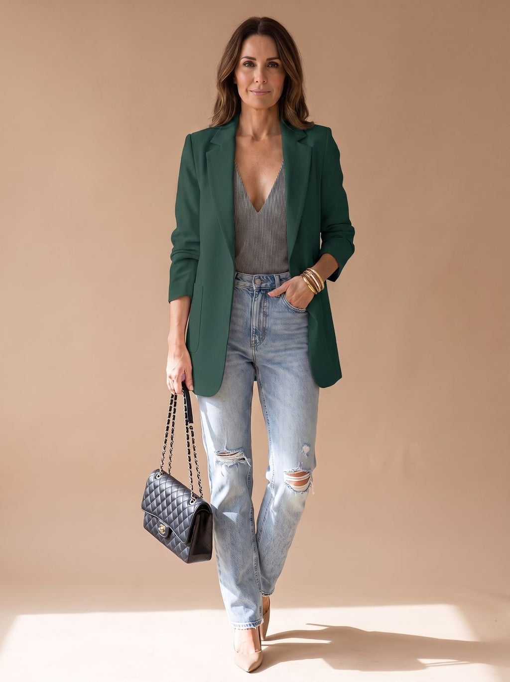 Mujer luciendo el blazer midi en un entorno urbano casual