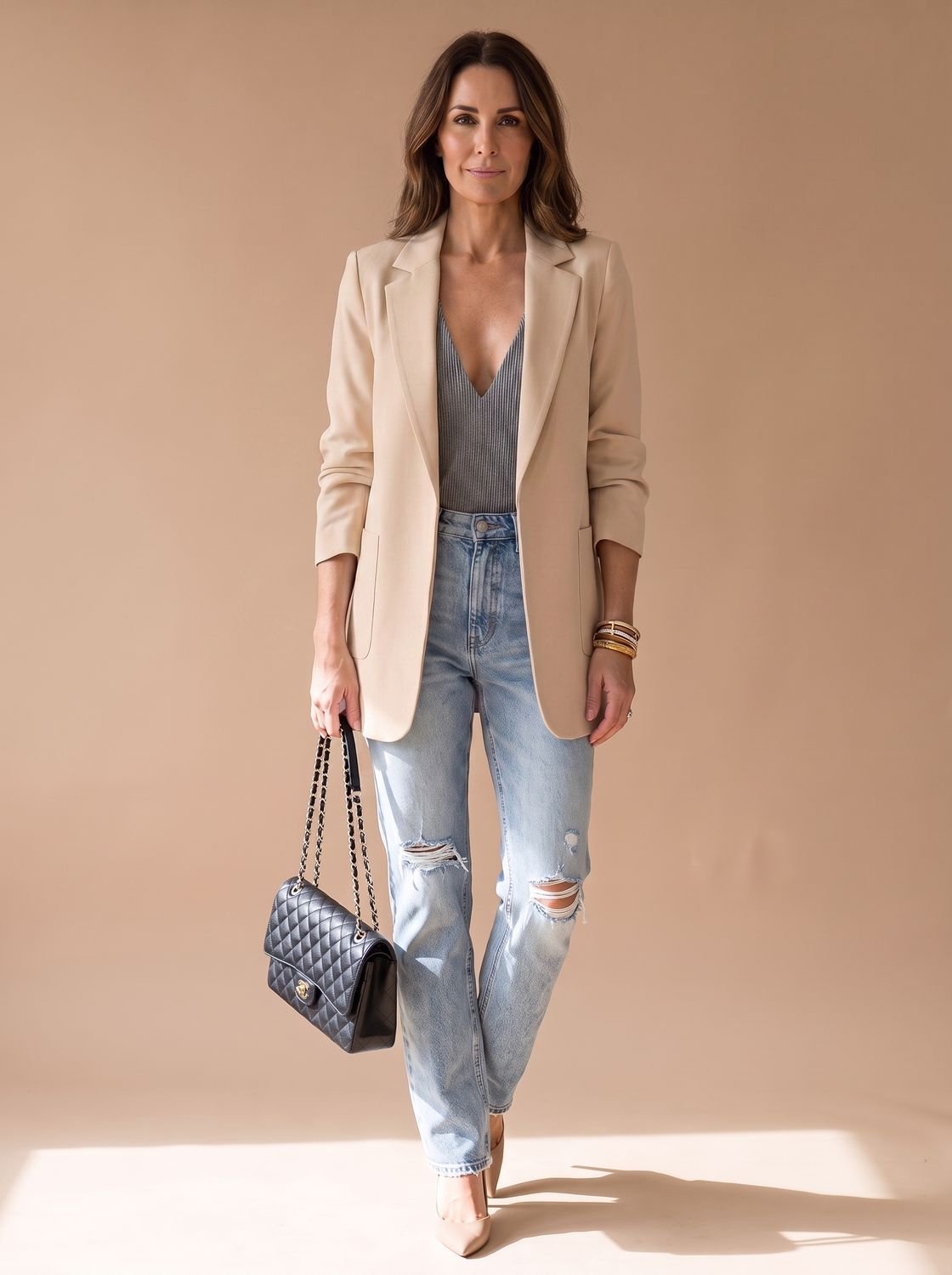 Detalle del cuello solapa clásico del blazer de mujer