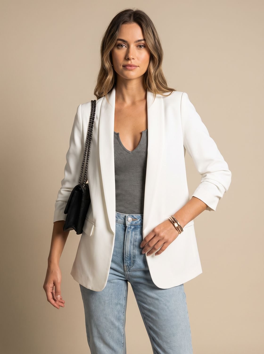 Detalle de los bolsillos de parche delanteros del blazer