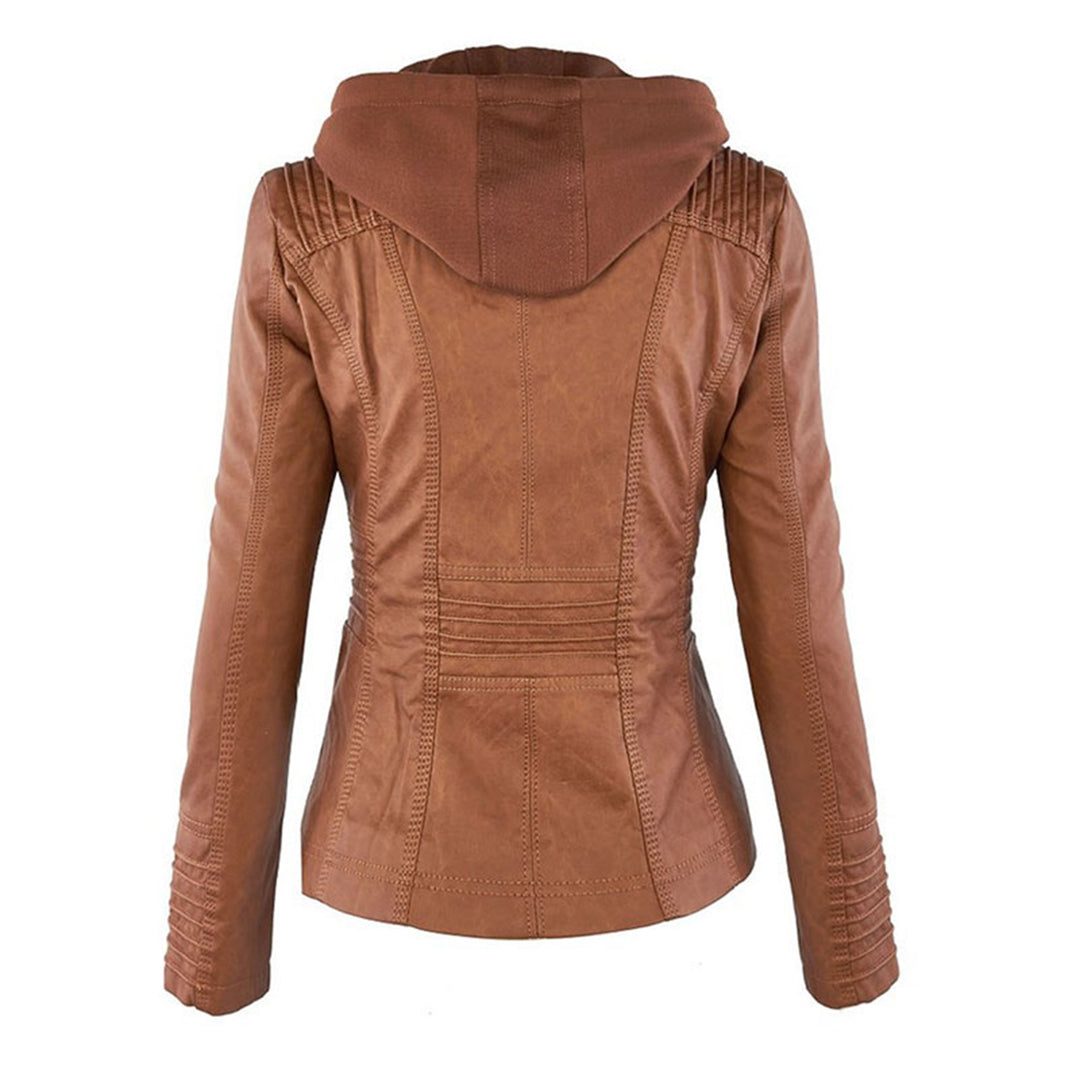 Detalle de la capucha ajustable de la chaqueta impermeable Nerea