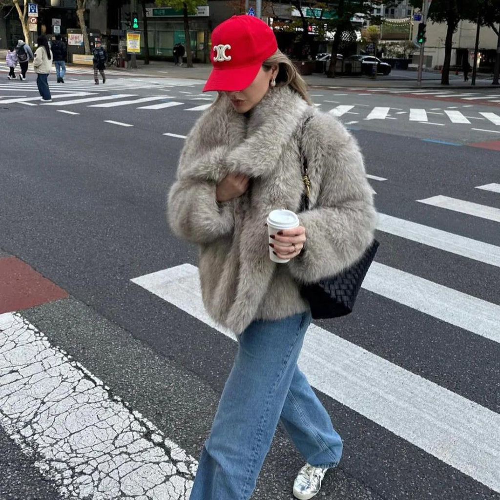 Mujer luciendo el abrigo VINTRESSA en un look casual de invierno