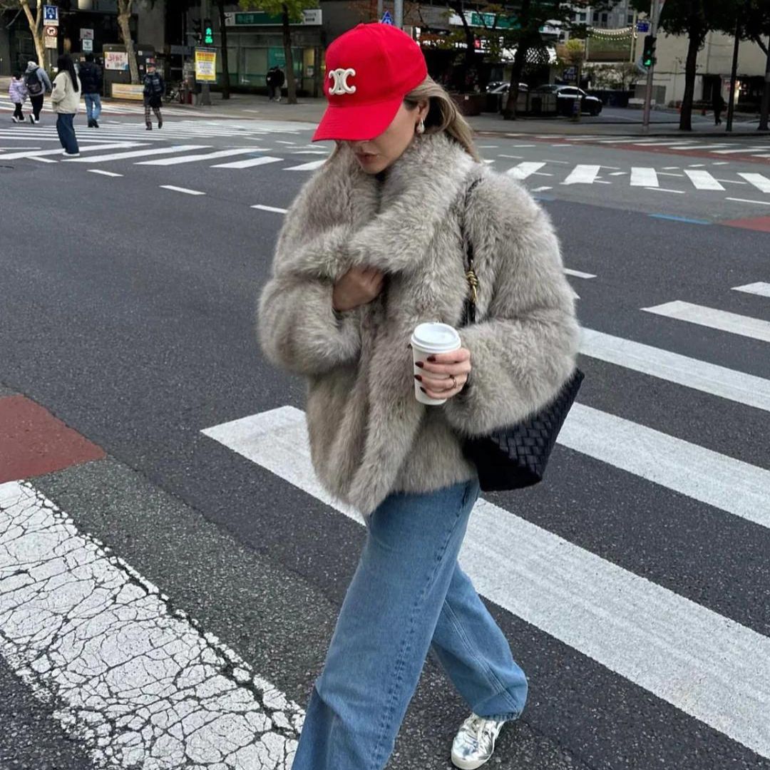 Mujer luciendo el abrigo VINTRESSA en un look casual de invierno
