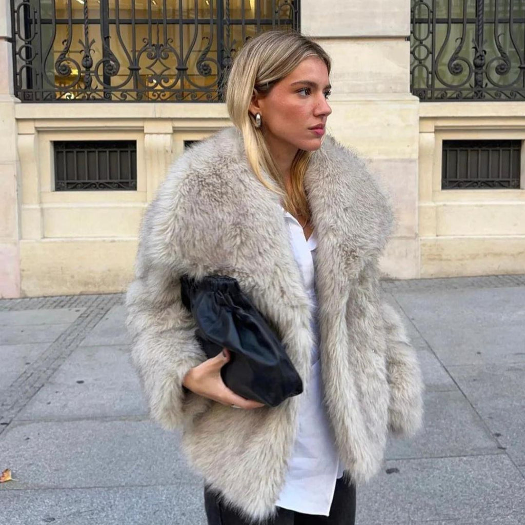 Mujer con el abrigo VINTRESSA en un evento formal