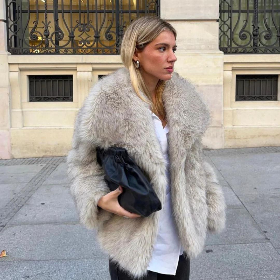 Mujer con el abrigo VINTRESSA en un evento formal