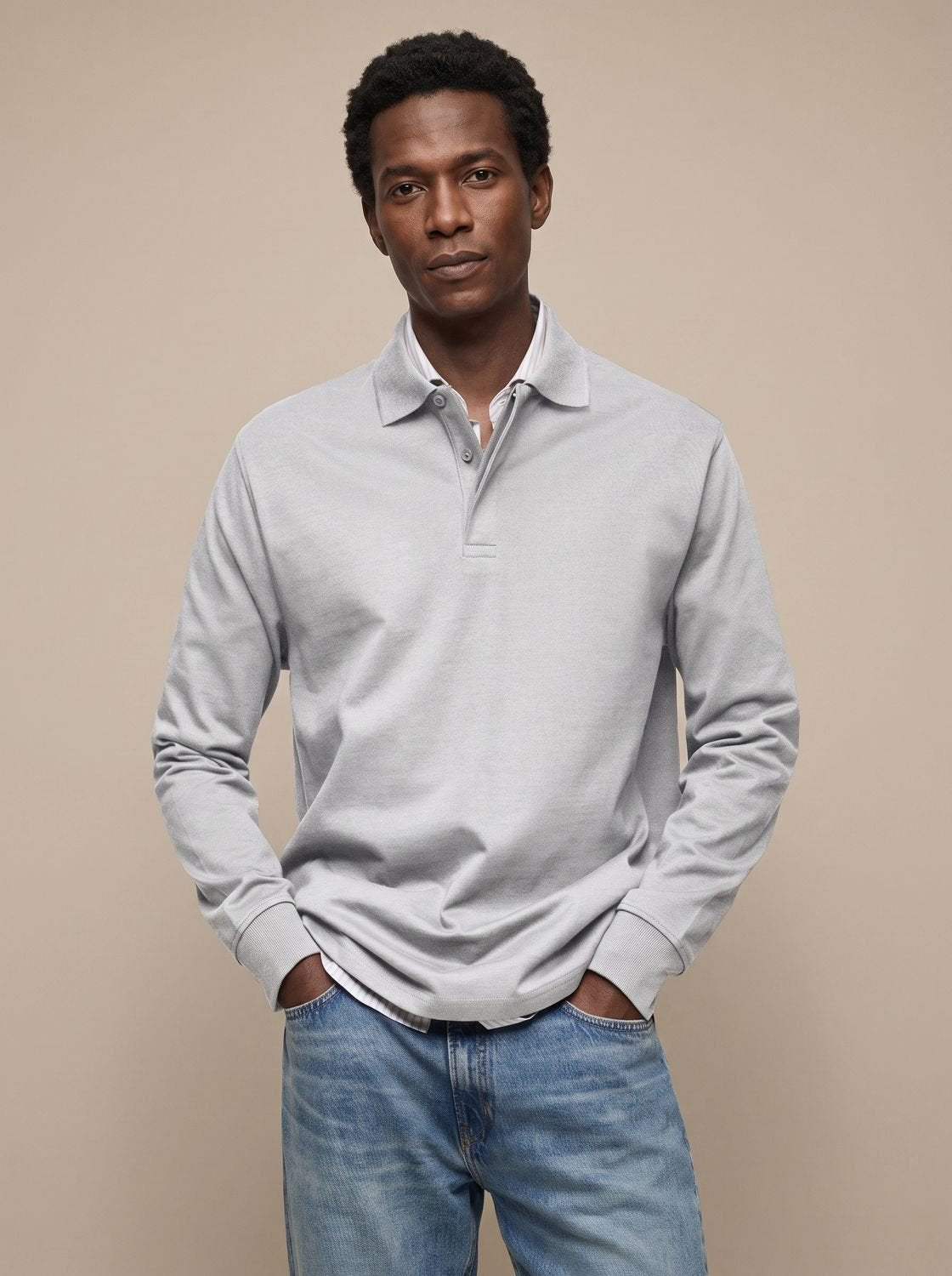 Hombre con polo de manga larga de algodón azul claro, corte clásico