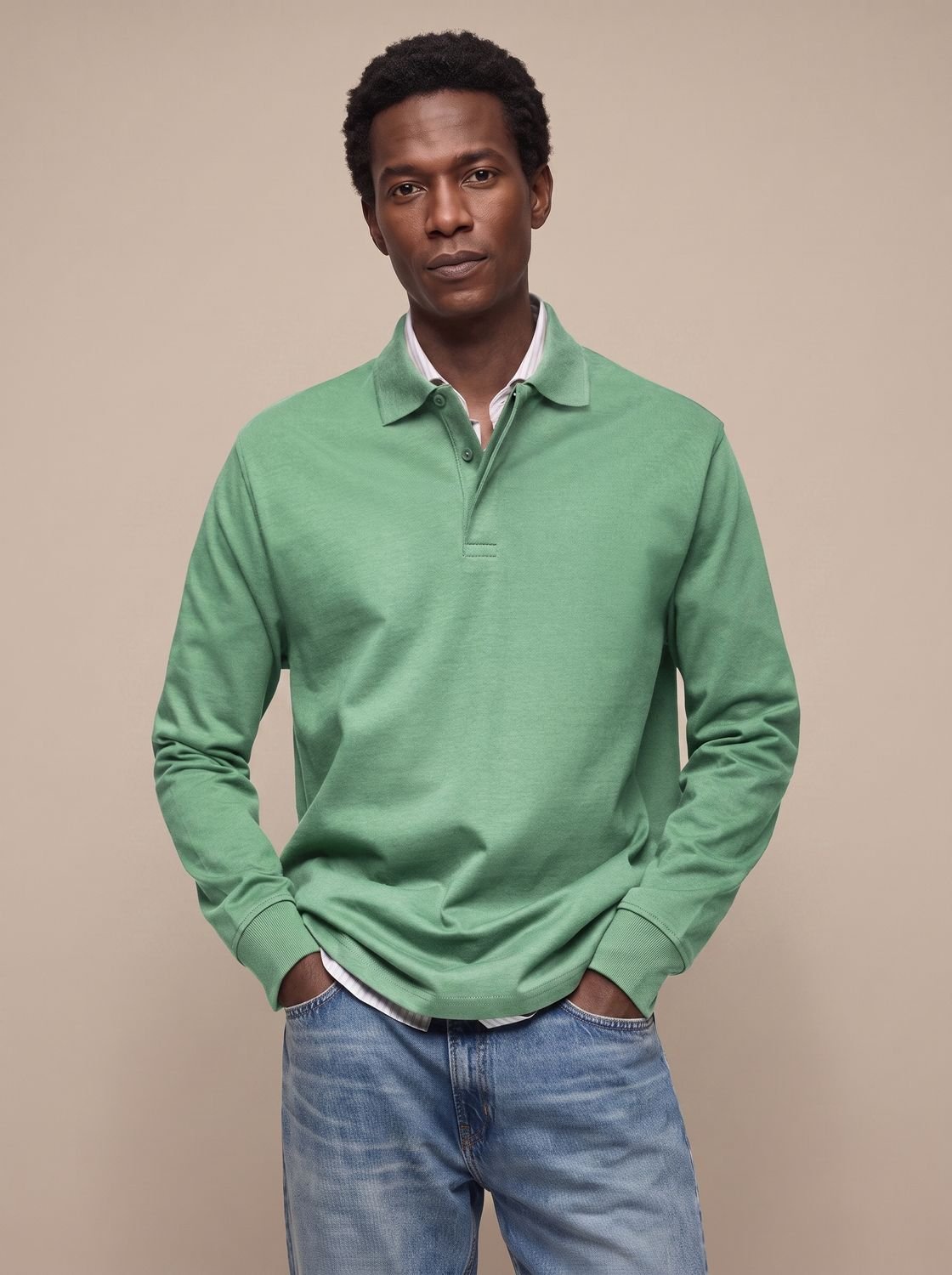 Polo blanco de manga larga con corte clásico masculino