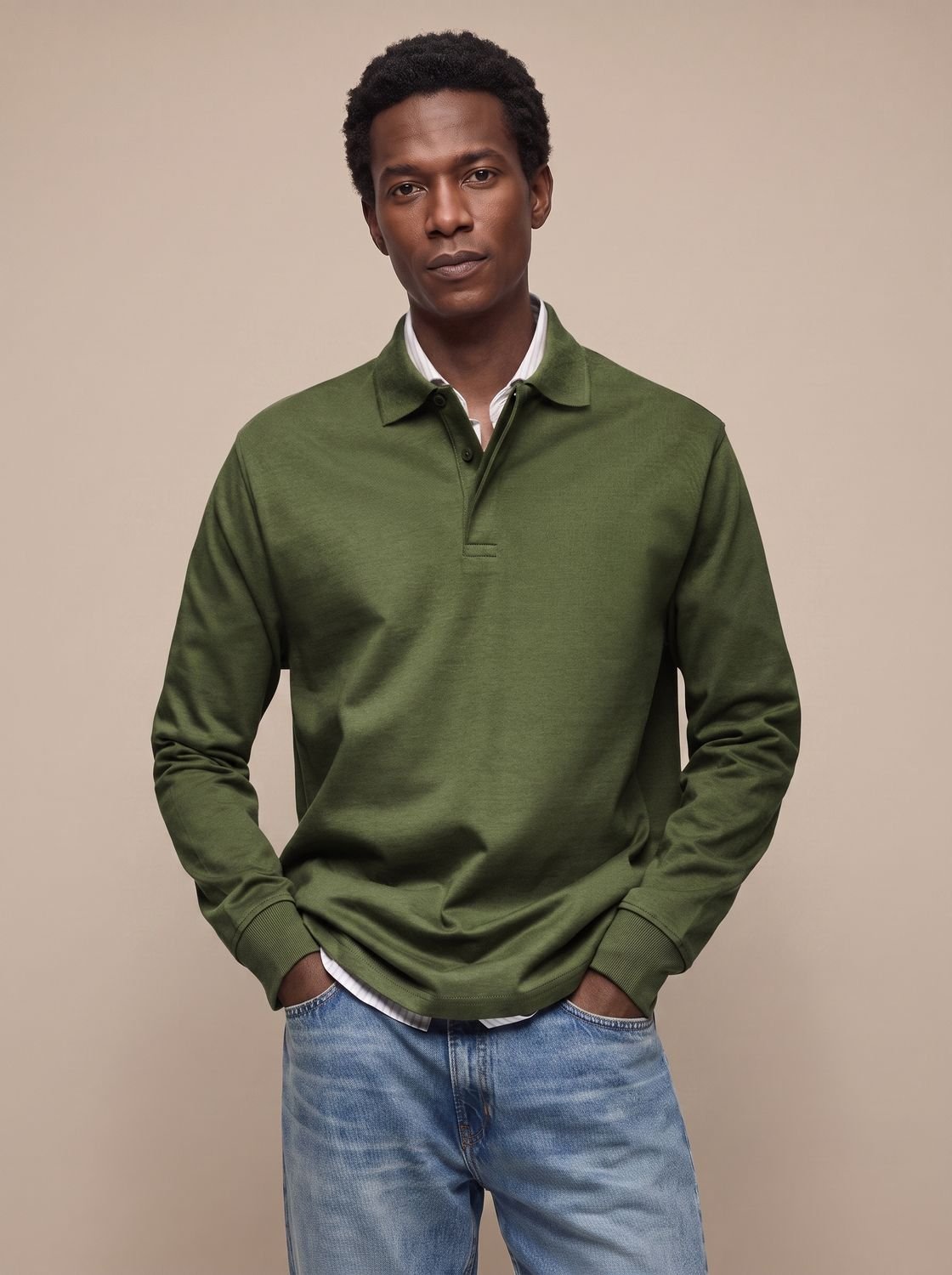 Polo caqui de manga larga combinado con vaqueros